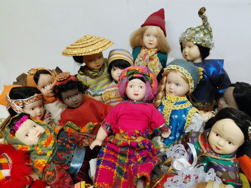 coleccion muñecas del mundo porcelana tela articuladas 21x11x4.5 35u